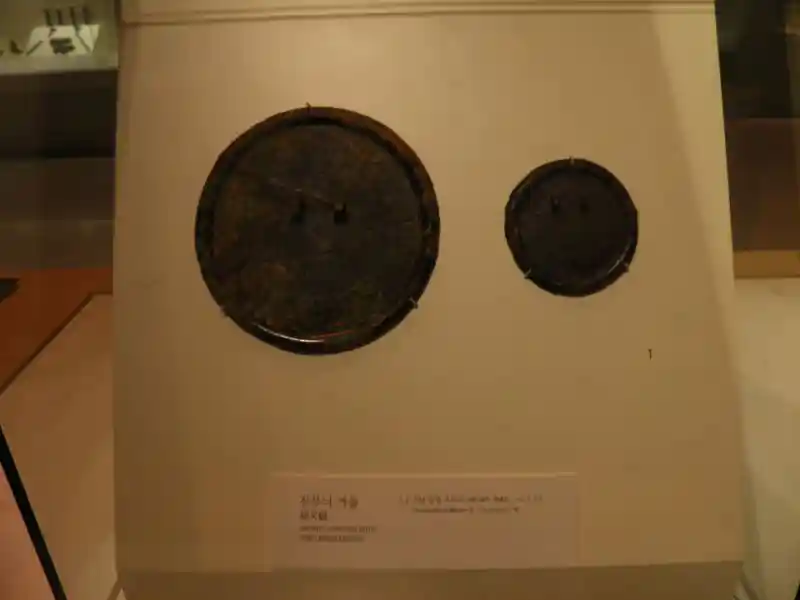 Bronze mirrors with fine linear design